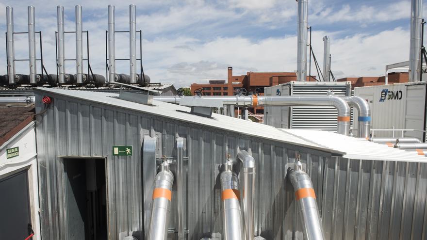 Azotea del centro de datos de Interxion en Madrid. Los tubos con una señal naranja extraen el calor que producen los servidores al funcionar. Los azules introducen aire frío.