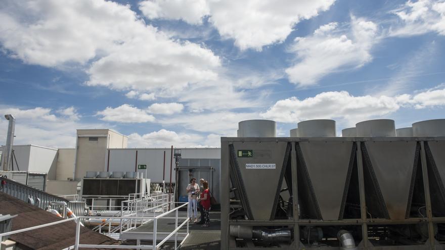 Azotea de uno de los centros de datos de Interxion en San Blas, Madrid. A la derecha de la imagen se observa una de las máquinas de aire acondicionado. A la izquierda se encuentran los generadores diésel.