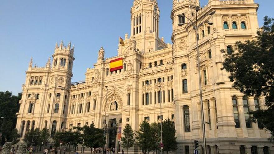 Banderas en el nuevo Ayuntamiento de PP, Cs y Vox en Madrid