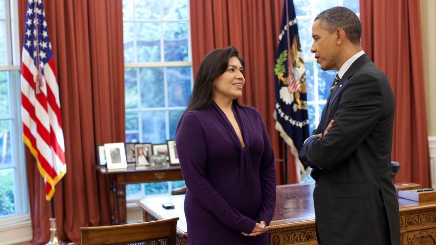 Barack Obama habla con Kim Teehee en 2012, cuando era asesora de políticas para asuntos nativo americanos