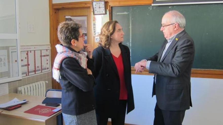 La alcaldesa de Barcelona, Ada Colau, y el conseller de Educació, Josep Bargalló, esta mañana en Barcelona. 