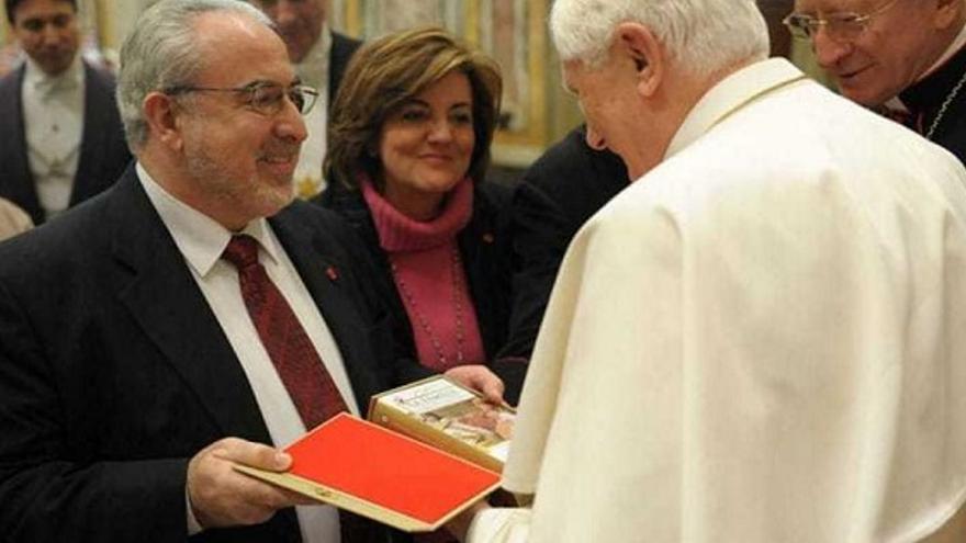 Benedicto XVI recibiendo al presidente de la UCAM, José Luis Mendoza, en una imagen de archivo