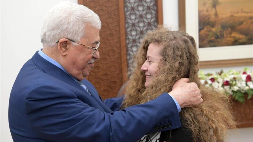 Bienvenda del presidente palestino Mahmoud Abbas a la joven Ahed Tamimi, tras salir de prisión.