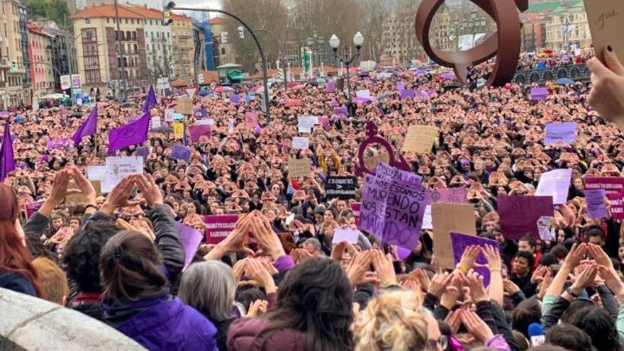 ConcentraciÃ³n feminista en la plaza del Ayuntamiento de Bilbao el 8M de 2019.