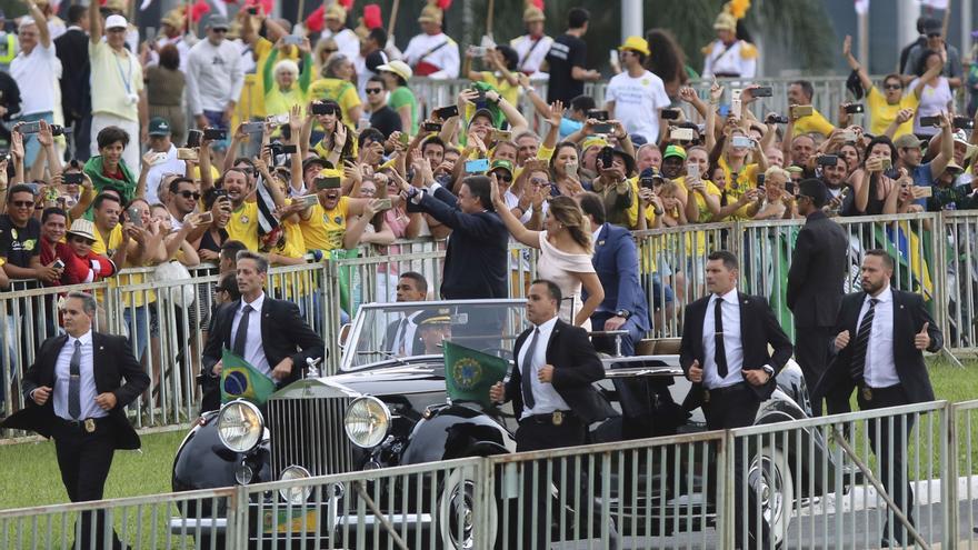 Jair Bolsonaro desfila en el Rolls-Royce. Foto de Fabio Rodrigues Pozzebom/Agência Brasil.