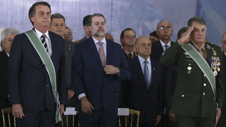 Bolsonaro junto a Dias Toffoli, presidente del Tribunal Supremo, y el general Edson Leal Pujol, nuevo comandante del ejército brasileño. Valter Campanato/ Agência Brasil.