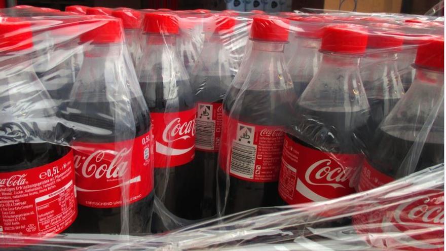 https://www.eldiario.es/fotos/Botellas-plastico-Coca-Cola-envasadas_EDIIMA20190314_0718_19.jpg