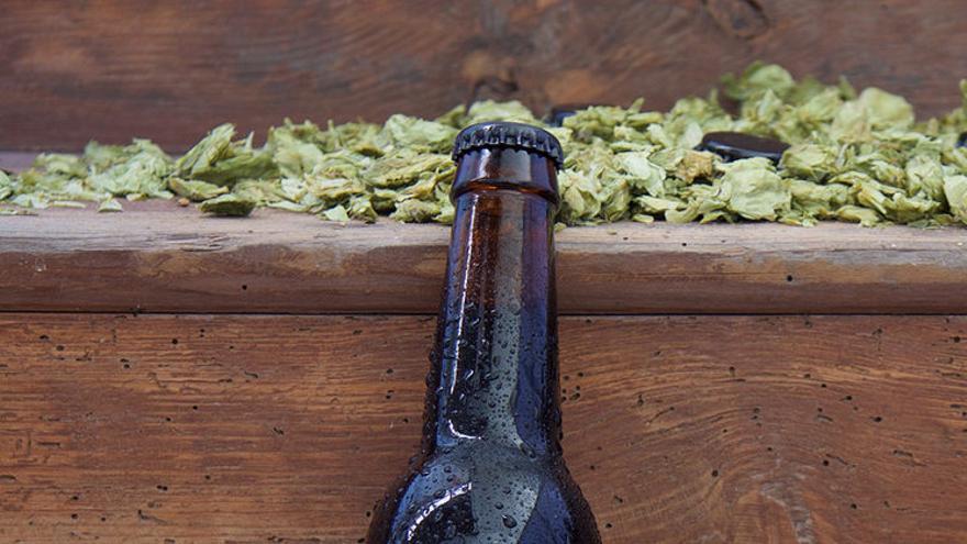 Botellín de Monesvol, imagen publicada por la campaña del crowdfunding para encargar la cerveza Monesvol a una fábrica cántabra.