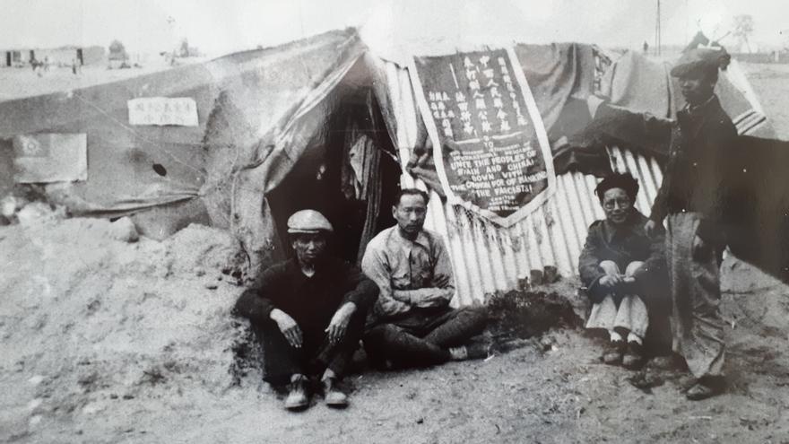 Brigadistas chinos, con el banderín, en el campo de concentración de Argelès-sur-Mer, en febrero de 1939