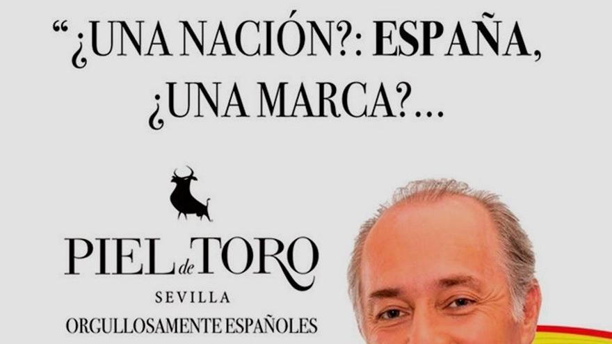 Campaña publicitaria de la marca Piel de Toro con José Manuel Soto sobre una bandera que decía "orgullosamente españoles"
