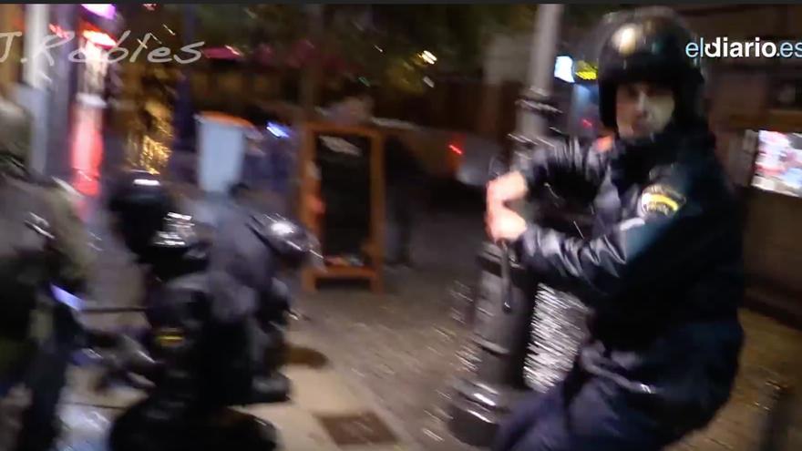 Captura del momento en el que el agente levanta la porra para golpear a Juan Ramón Robles 