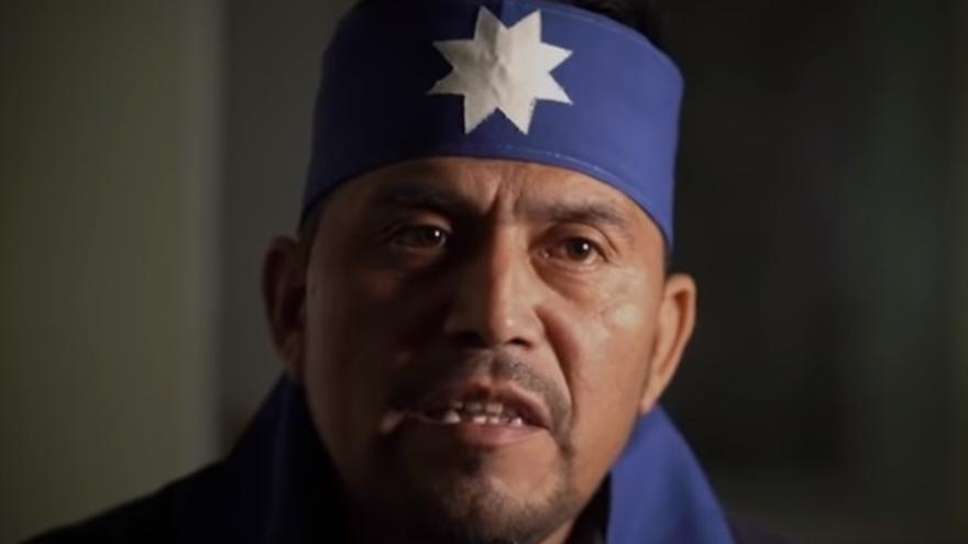 Captura del vídeo donde se muestra la entrevista concedida por Curamil en prisión