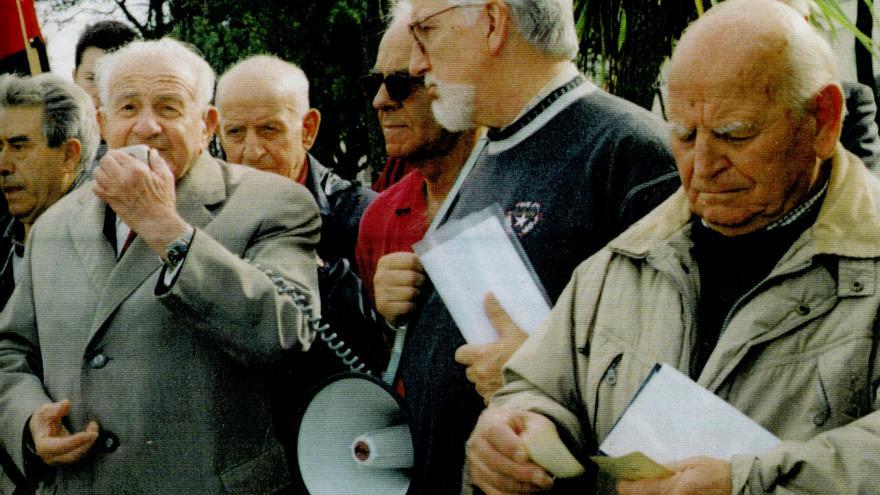 Acto de homenaje que la primera Caravana de la memoria realizó en el Cementerio de Ciriego en el otoño de 2000. | Foto cedida por la Asociación Guerra y Exilio
