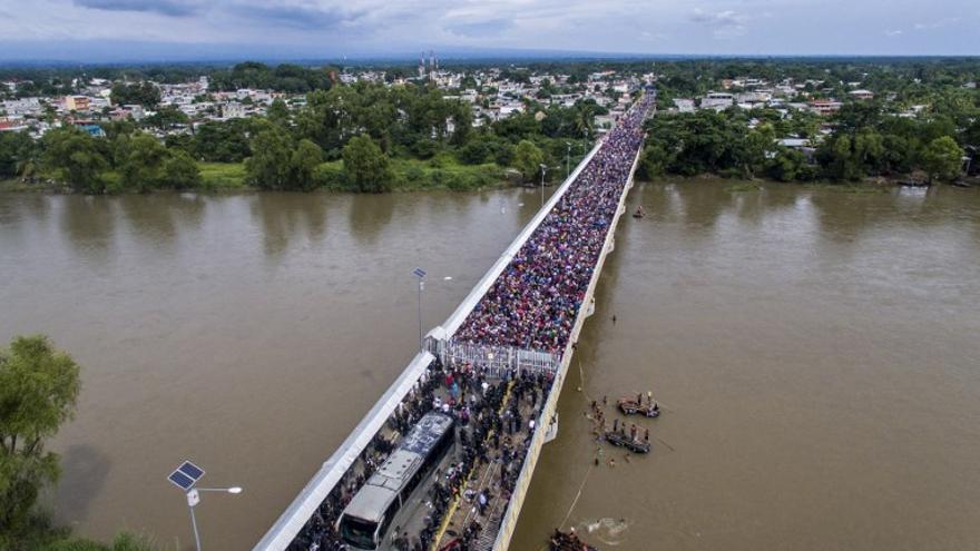 Caravana de inmigrantes hondureños en el puente de la frontera con Mexico de Ciudad Hidalgo (Associated Press)