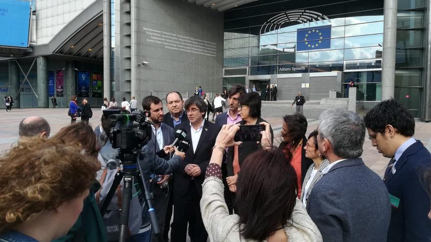 Carles Puigdemont y Toni Comín atienden a los medios tras impedírseles la entrada al Parlamento Europeo.