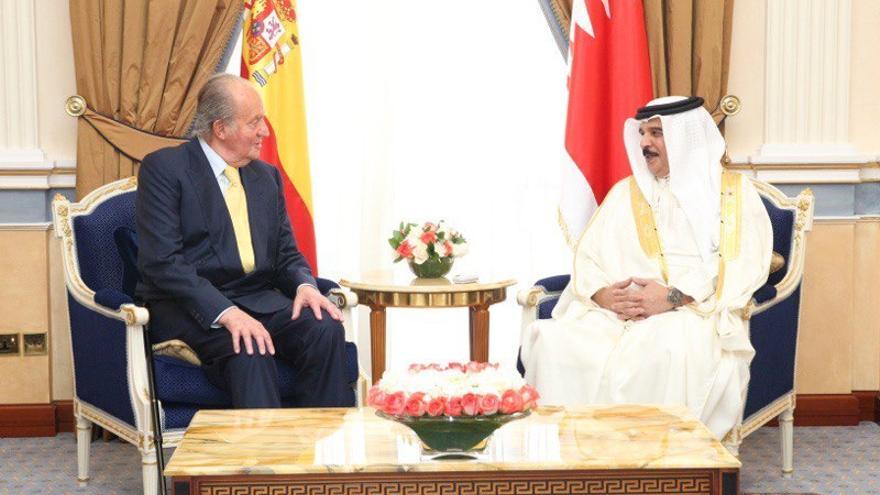 El rey Juan Carlos conversa con el Rey de Bahrein Sheikh Hamad Bin Isa Al-Khalifa, durante su encuentro en el Palacio de Gudaibiya en 2014