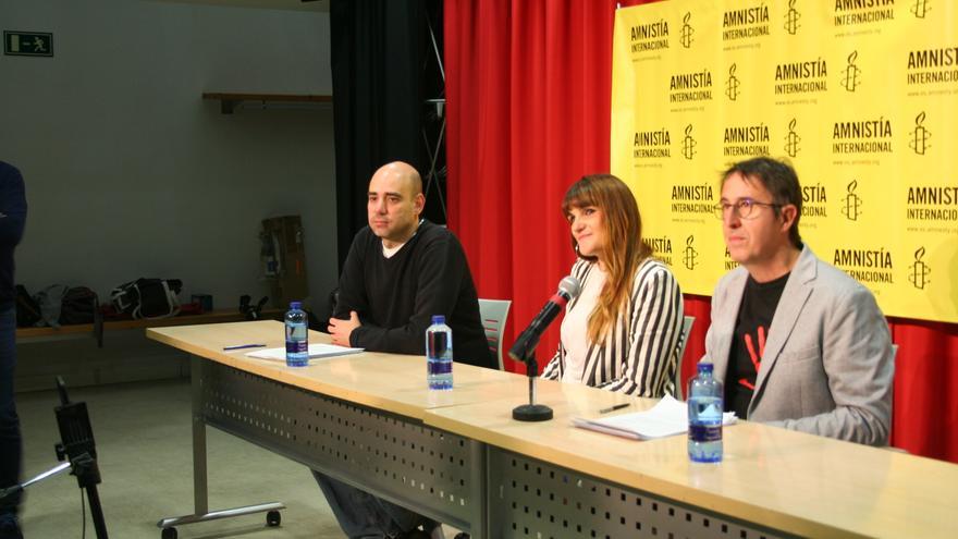 Carlos de las Heras, María Rozalén y Miguel Ángel Cuesta, de Amnistía Internacional Albacete