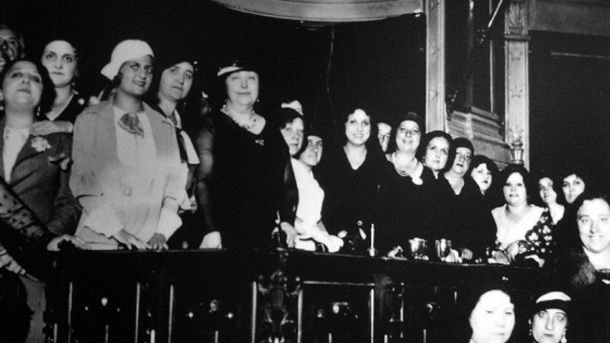 Carmen de Burgos y miembras de la Liga Internacional de Mujeres, en un acto contra la pena de muerte en el Ateneo de Madrid (1931)