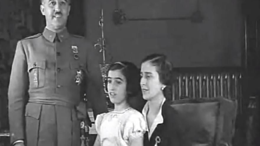 Carmen Franco, junto a sus padres.