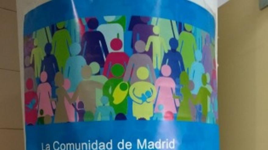 Cartel de la Consejería de Sanidad que anuncia que la Comunidad de Madrid atiende a "todas las personas sin excepción". 