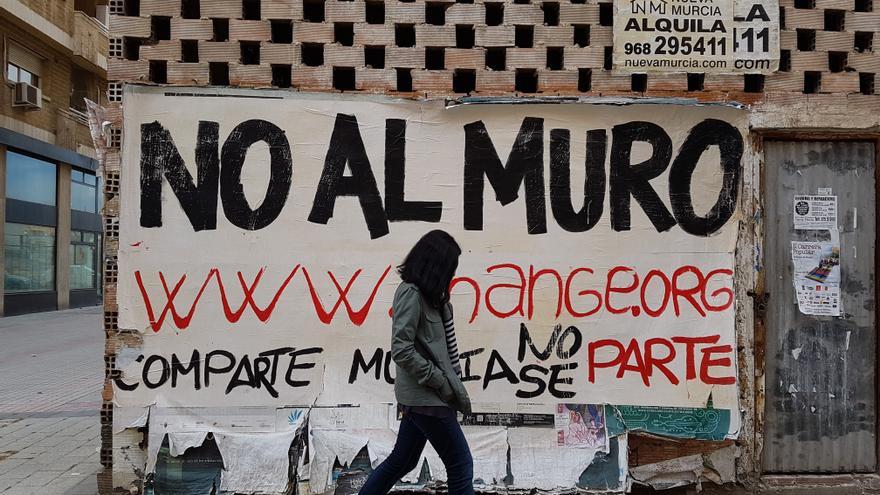 Cartel contra el muro que dividirá Murcia en el barrio de El Carmen/ ELISA RECHE