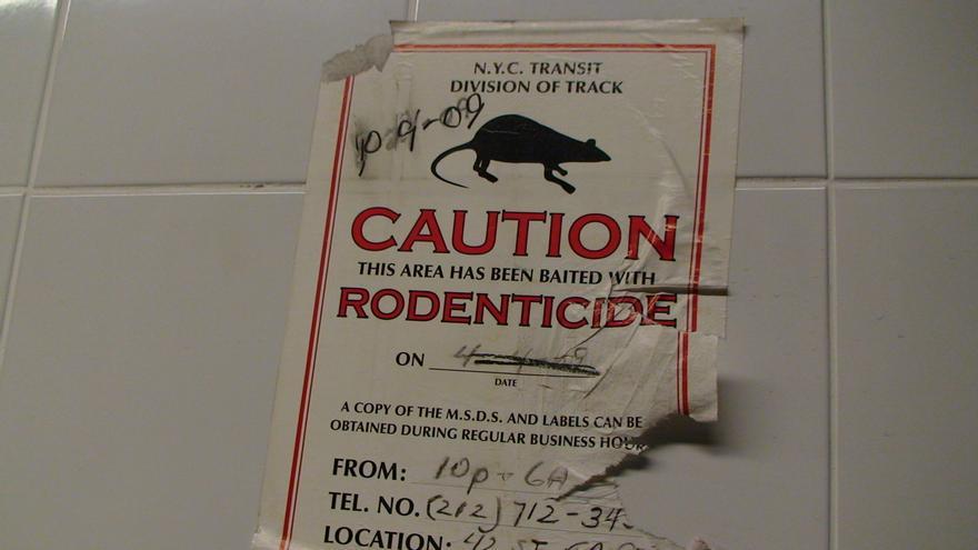 Cartel del metro de Nueva York para avisar de que la estación ha sido desinfectada con raticida