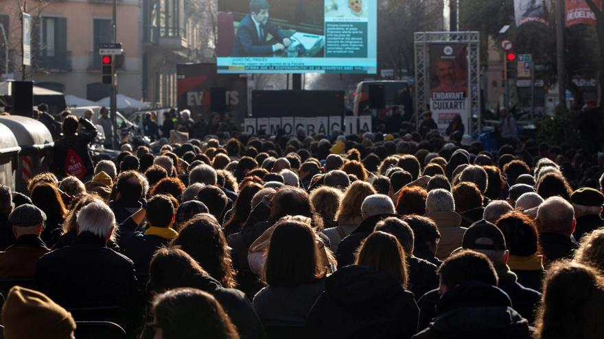 Centenares de personas siguen este jueves las declaraciones de los acusados del juicio del 'procÃ©s' que se celebra en el Tribunal Supremo, a travÃ©s de una pantalla gigante instalada frente a la sede de Ãmnium Cultural en Barcelona