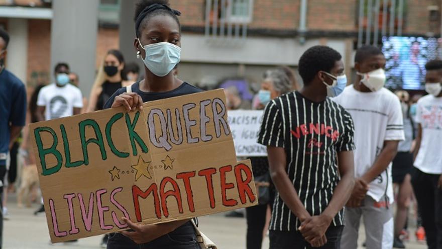 'Black queer lives matter' reza la pancarta de otra manifestante