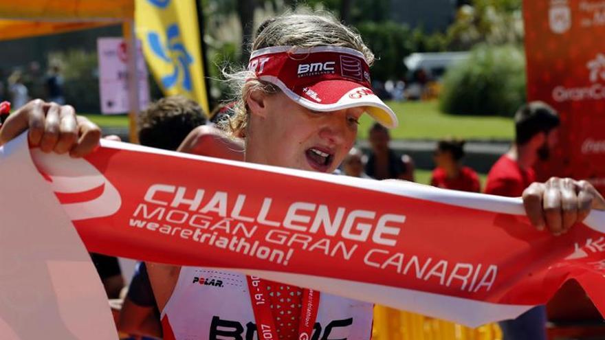La británica Emma Pallat se proclama campeona de la segunda edición del triatlón Gloria Challenge Mogán Gran Canaria en la localidad turística de Amadores. EFE/Elvira Urquijo A.