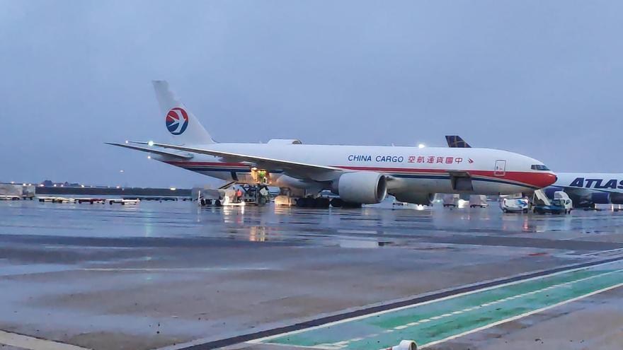 El avión de China Cargo que ha aterrizado en Zaragoza con equipamiento sanitario.