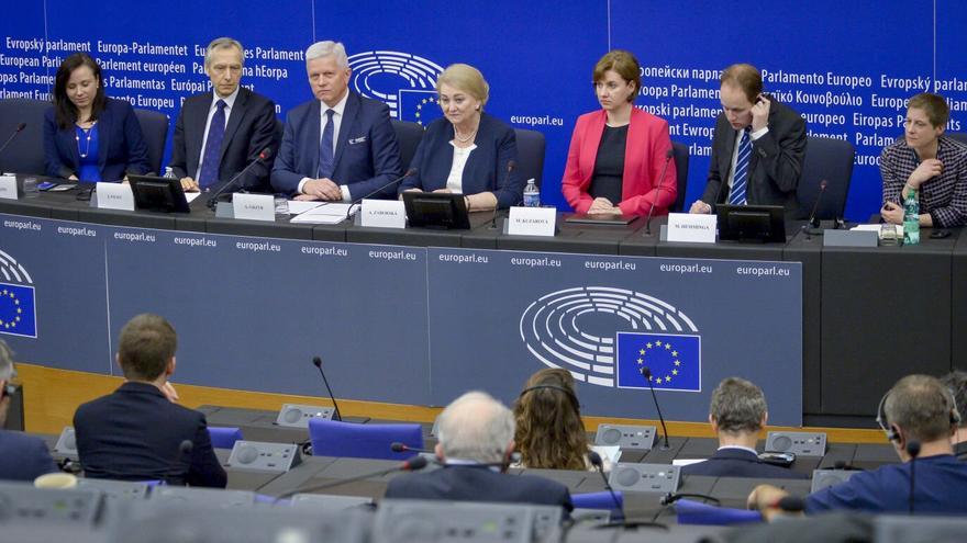 Jan Figel (segundo por la izquierda) y Andrzej Grzyb (tercero), junto a miembros de CitizenGo y ADF durante la rueda de prensa posterior a la aprobación del informe sobre el enviado especial de la UE (fuente: Parlamento Europeo).