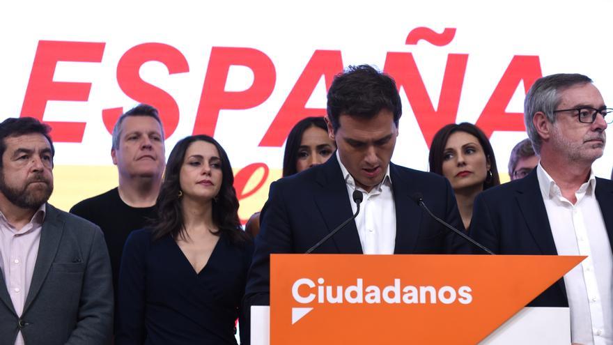 El líder de Ciudadanos, Albert Rivera (en el atril), asume los pésimos resultados de su partido en la sede de la formación naranja, que ha pasado de los 57 escaños conseguidos en los comicios de abril de 2019 a 10 en noviembre, en Madrid (España) a 10 de noviembre de 2019.