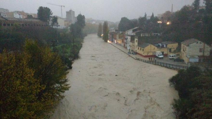 El Clariano desbordado inunda el barrio de Cantereria en Ontinyent