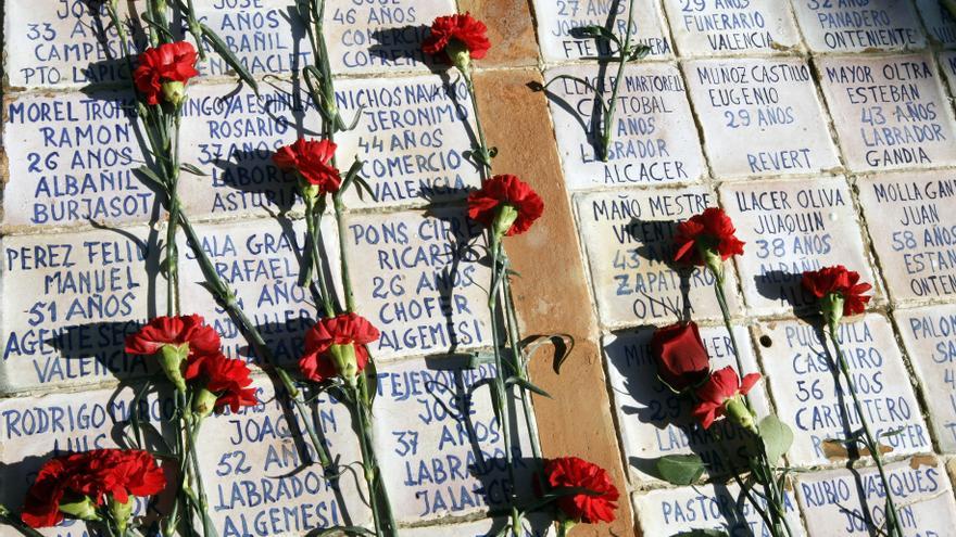 Claveles rojos reposan sobre una de las fosas comunes donde yacen los restos de decenas de republicanos fusilados durante el franquismo en el cementerio de Paterna