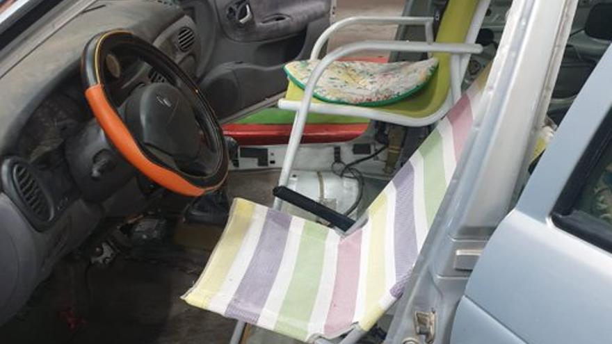 Inmovilizado un coche que llevaba sillas de playa y una hamaca como asientos