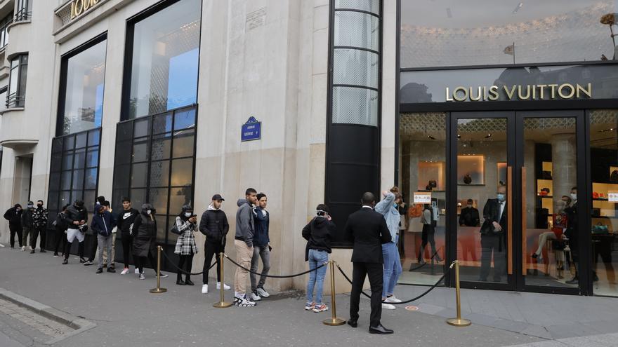 Colas este lunes frente a la tienda Louis Vuitton en los Campos Elíseos, París.