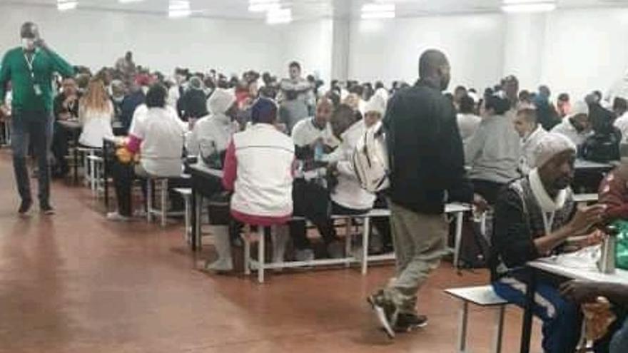 Comedor de Litera Meat el pasado 25 de marzo, con algunas personas de baja ya por coronavirus, en una imagen distribuida por el sindicato CNT.