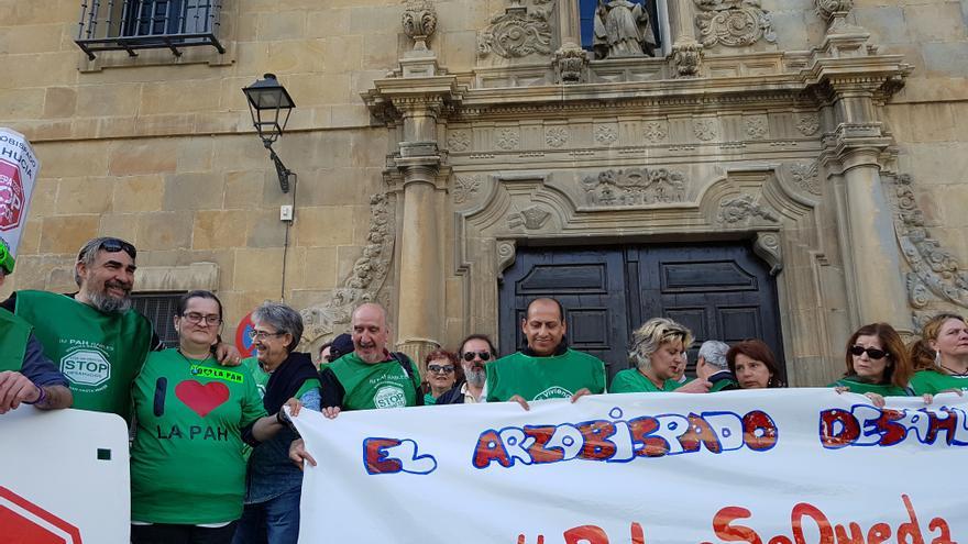 Concentración frente al arzobispado de Pamplona contra el desahucio de Pilar Cortés y su familia.