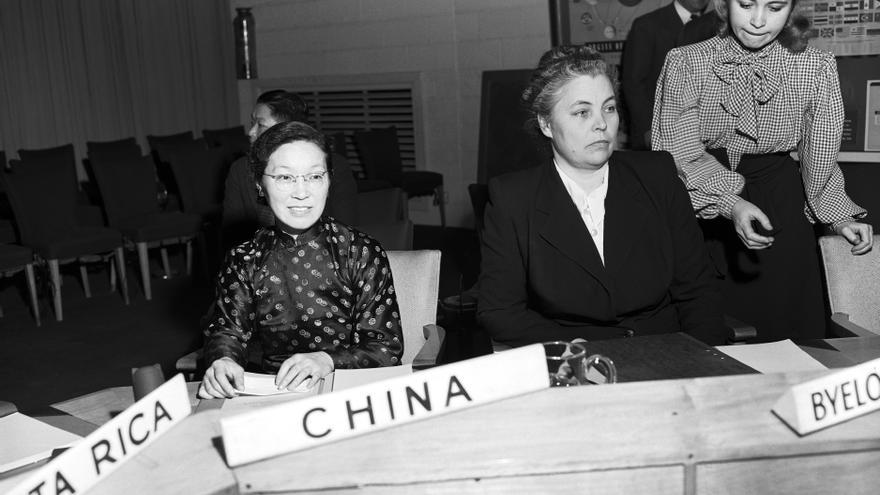 Antes de la primera reunión de la segunda sesión de la Comisión de la Condición Jurídica y Social de la Mujer, Cecilia Zung (izquierda), nueva representante de China, y E.I. Uralova, representante de la RSS de Bielorrusia.