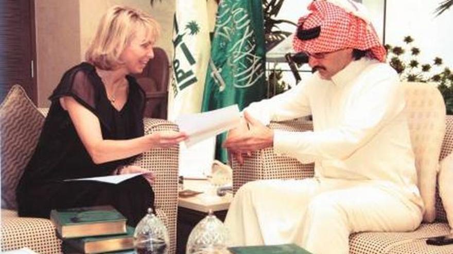 Corinna y el príncipe saudí Al-Waleed bin Talal en Riad, en la reunión de junio de 2007 a la que ella acudió como "representante" del rey. AL RIYADH