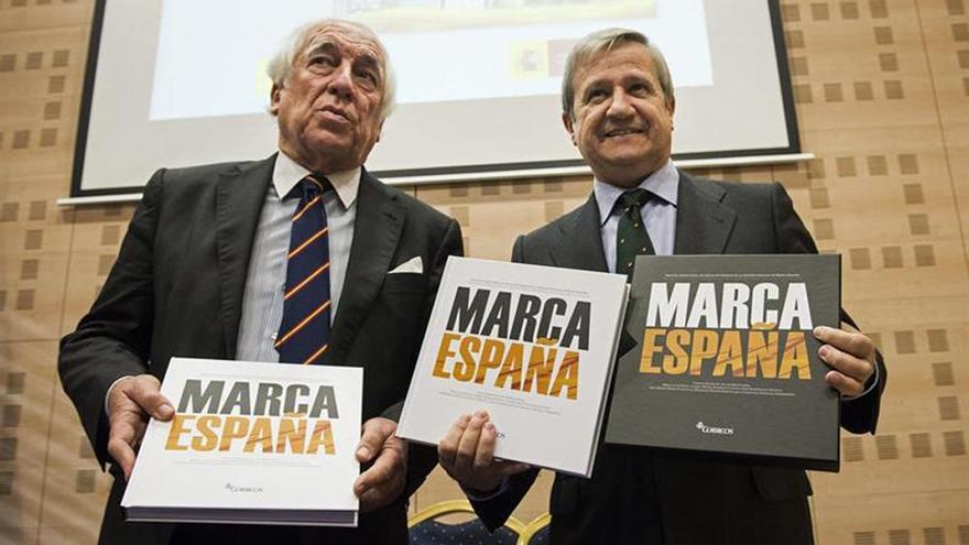 El presidente de Correos (derecha), junto al responsable de Marca España, Carlos Espinosa de los Monteros, en diciembre de 2014.
