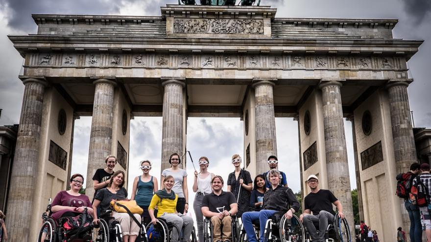 Un grupo realizando el Creative Accesibility Mapping Tour en Berlín 