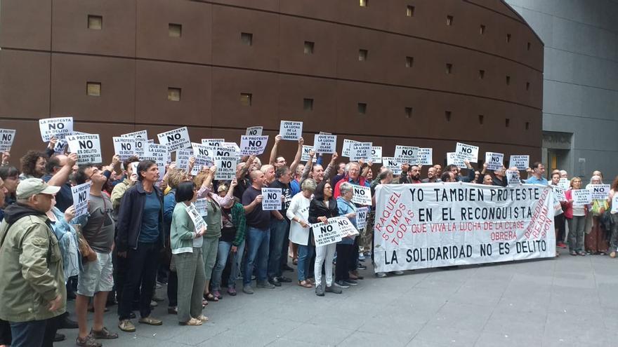 Decenas de personas acompañan con una concentración a los once manifestantes imputados por una protesta en el Hotel Reconquista de Oviedo en el día del juicio, este lunes 16 de septiembre.