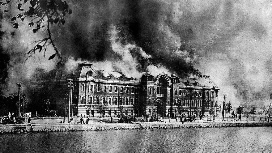 Departamento de Policía Metropolitana en llamas, en Marunouchi, Tokio, tras el terremoto de 1923.