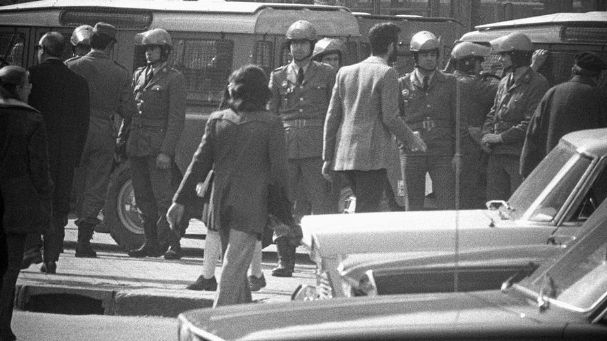 Detención de estudiantes tras un encierro en la Complutense, en 1975