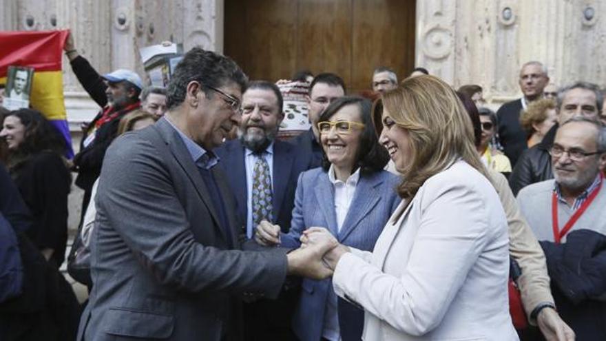 Diego Valderas y Susana Díaz, junto a Rosa Aguilar, el día que se aprobó la Ley andaluza de Memoria.