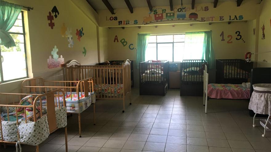 Dormitorio de bebés en el Hogar de la Madre Soltera Adolescente de Conocoto