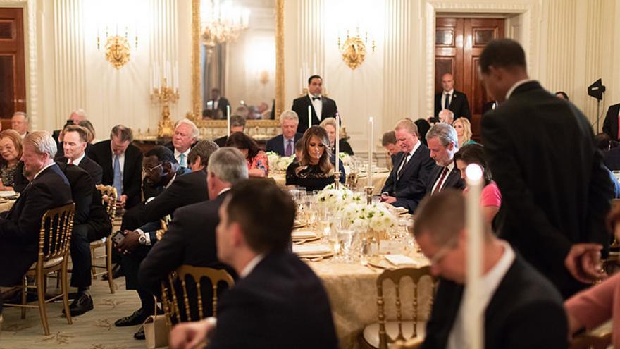 La primera dama de EEUU, Melania Trump, en compañía de líderes evangélicos durante una cena en la Casa Blanca.