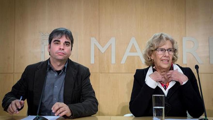 El nuevo concejal de Economía y Hacienda, Jorge García Castaño, y la alcaldesa de Madrid, Manuela Carmena.