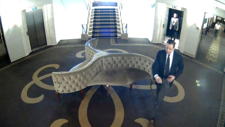 Eduardo Zaplana en el hotel de Wellington de Madrid en una imagen de la grabación de las cámaras de seguridad.